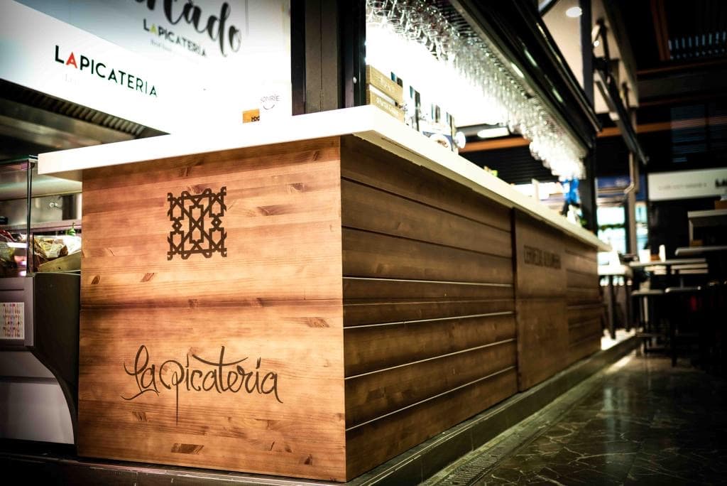 Barra de madera y personalidad interior de La Picatería
